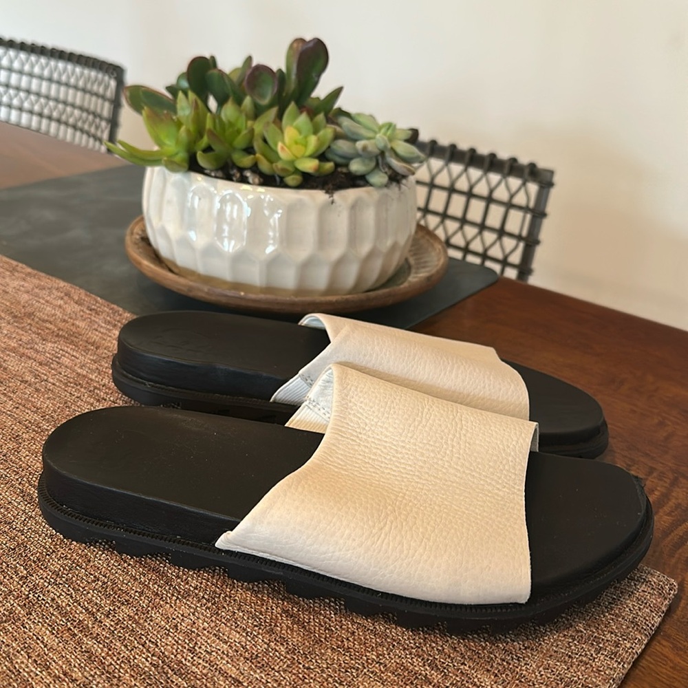 SOREL white slide sandals (US size 7) ✨ - Picture 3 of 6